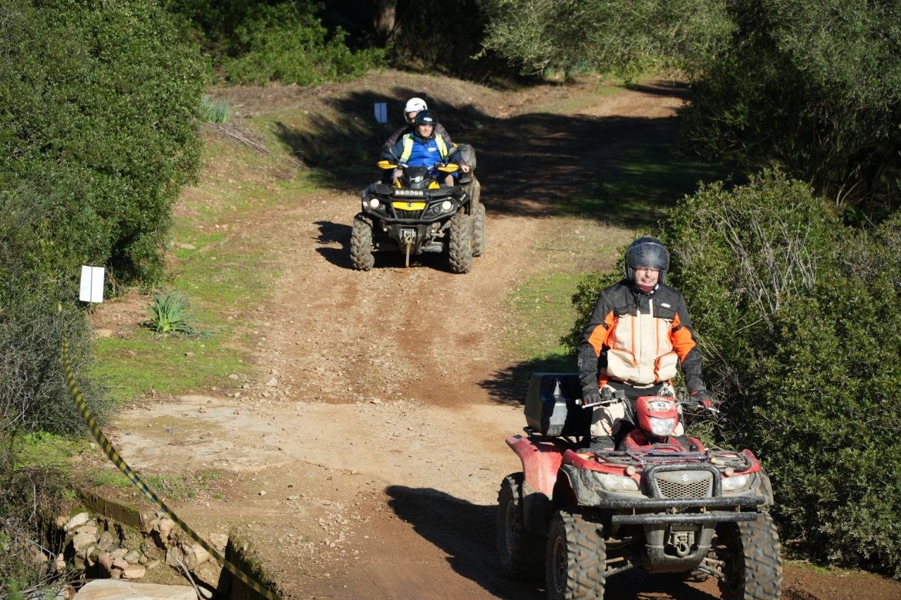 Quad in fila lungo lo sterrato tra la macchia mediterranea