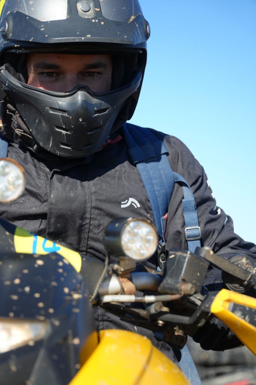 Pilota concentrato al manubrio del quad