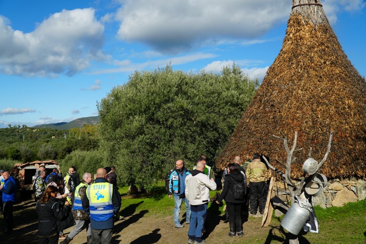 Ritrovo dei partecipanti accanto alla capanna tradizionale in paglia