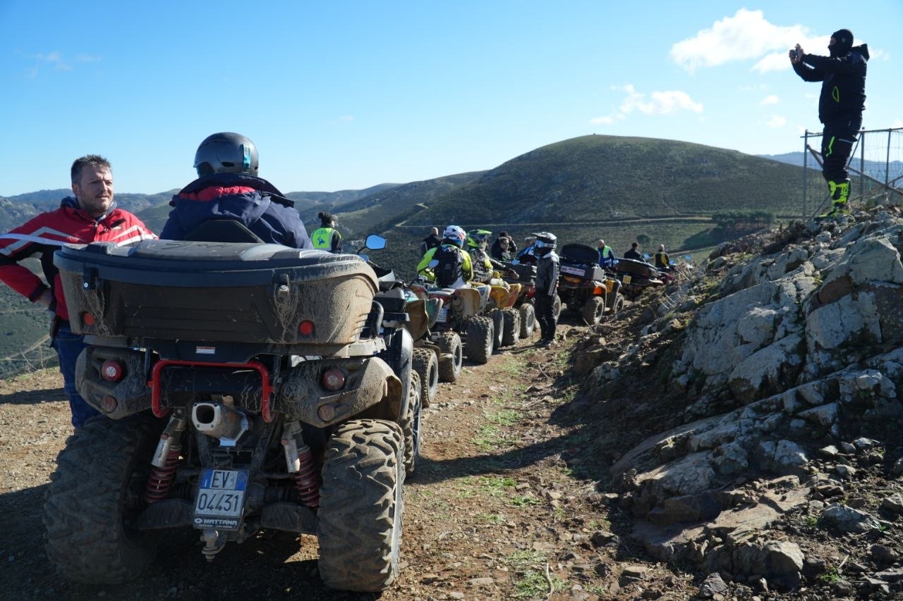 Colonna di quad lungo la salita panoramica