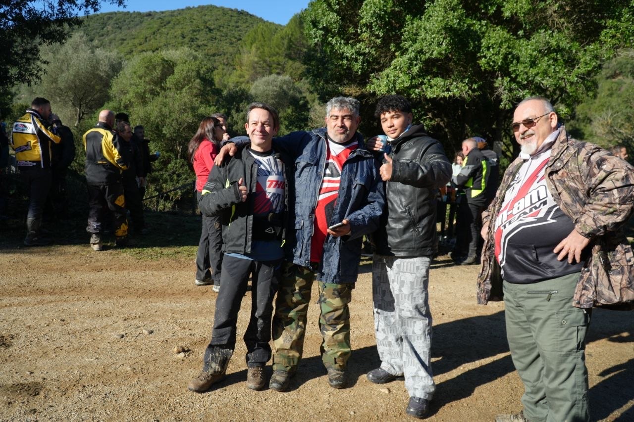Partecipanti in posa durante la sosta del raduno