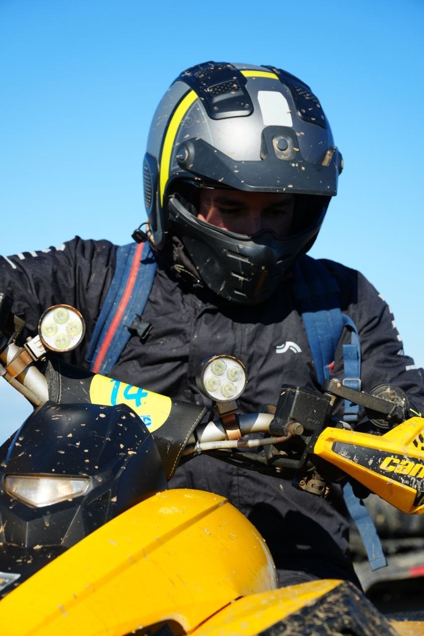Quaddista con casco integrale sul Can-Am giallo