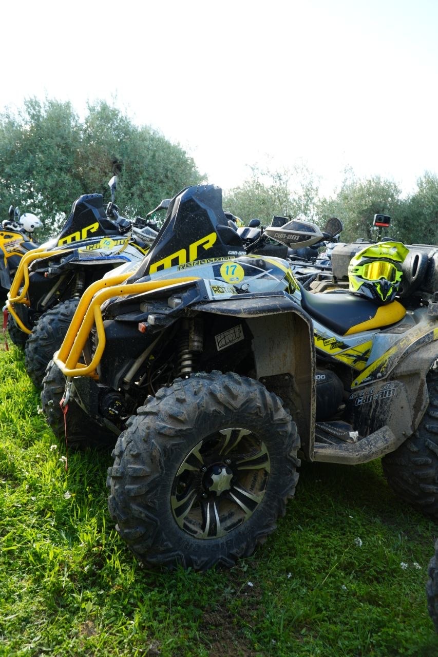 Can-Am Renegade gialli parcheggiati tra gli ulivi
