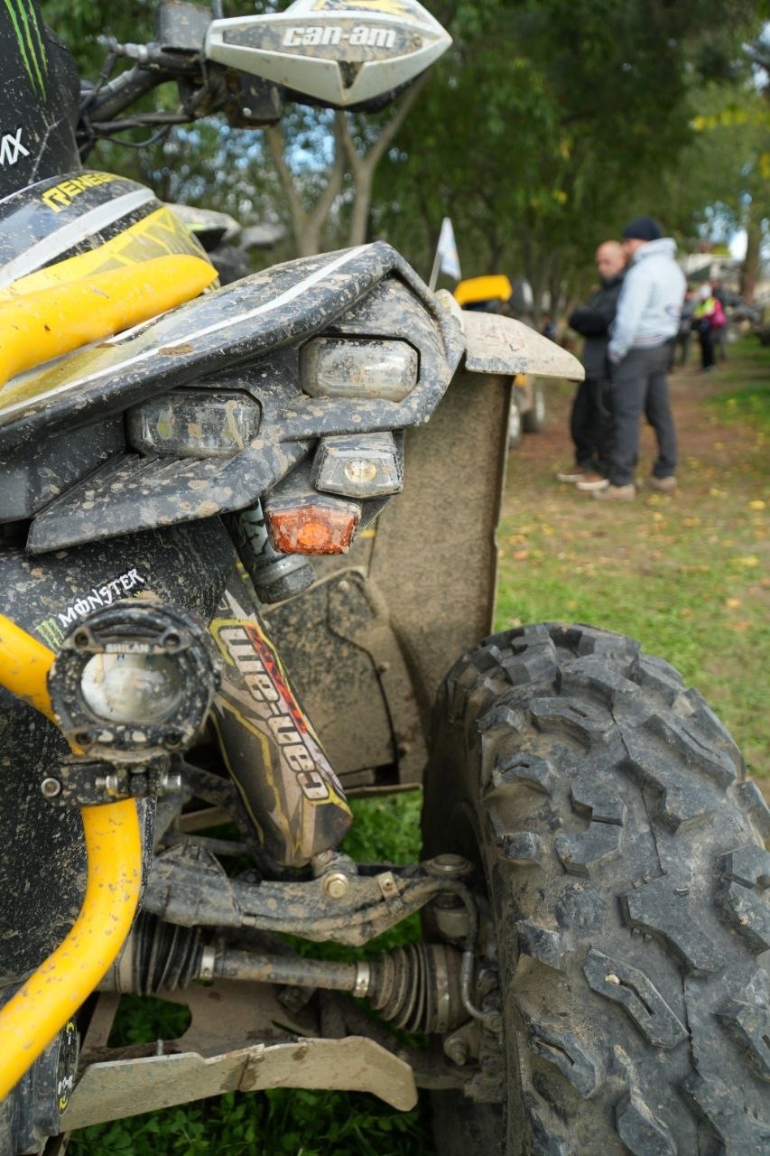 Dettaglio di un Can-Am Renegade coperto di fango