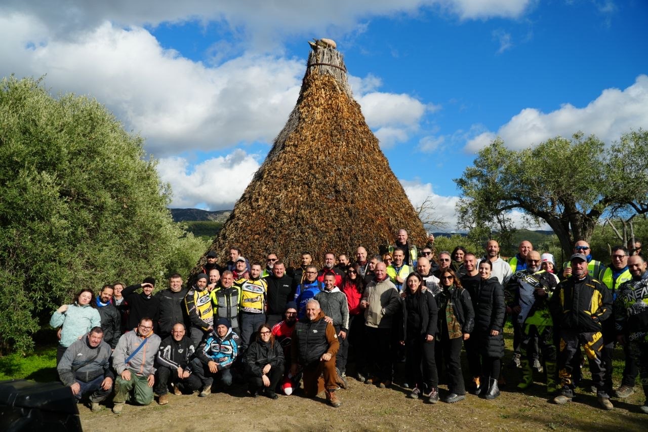 Foto di gruppo dei partecipanti davanti al pinnettu tradizionale