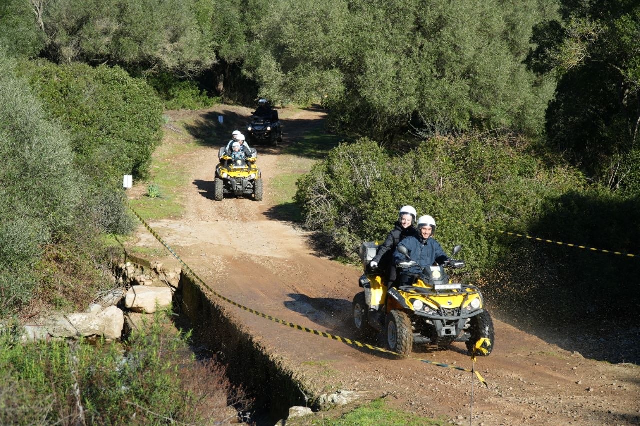 Coppia sul quad giallo lungo la discesa sterrata