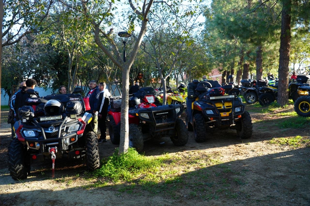 Fila di quad con i partecipanti che si preparano
