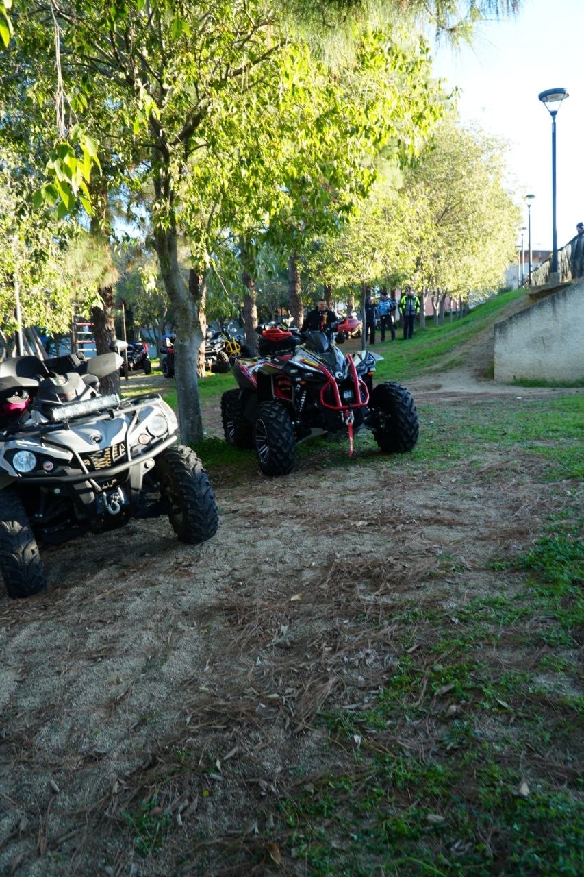 Quad parcheggiati lungo il viale alberato del ritrovo