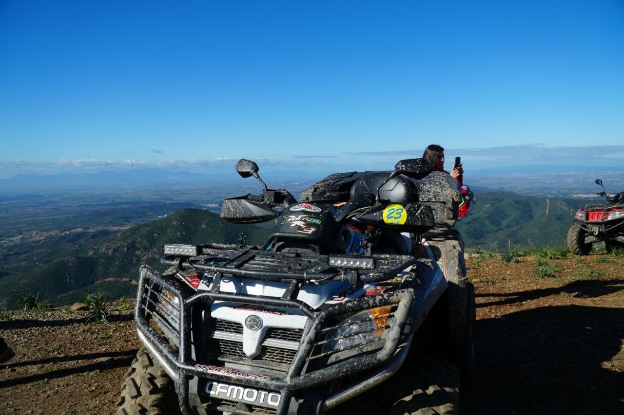 Quad in vetta con vista sulla pianura del Campidano