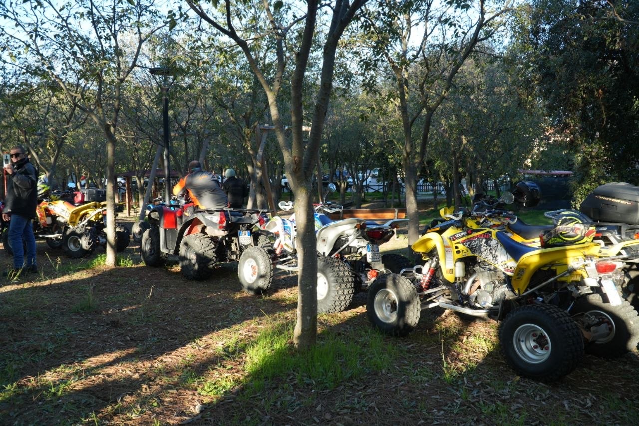 Quad di ogni tipo parcheggiati nel parco