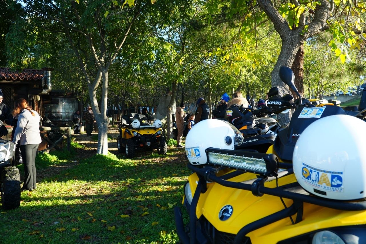 Quad Can-Am giallo con i caschi pronti al via