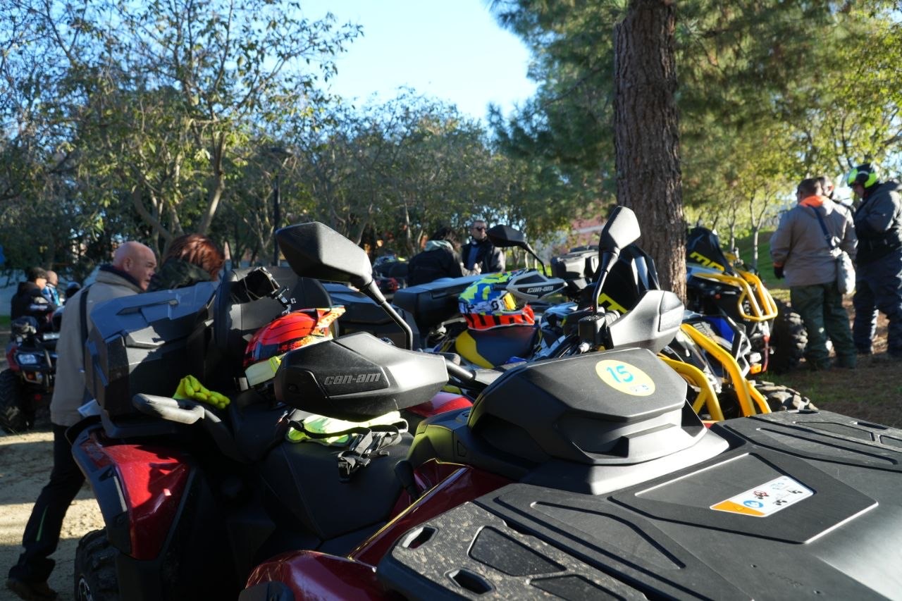 Caschi e manubri dei quad in attesa della partenza