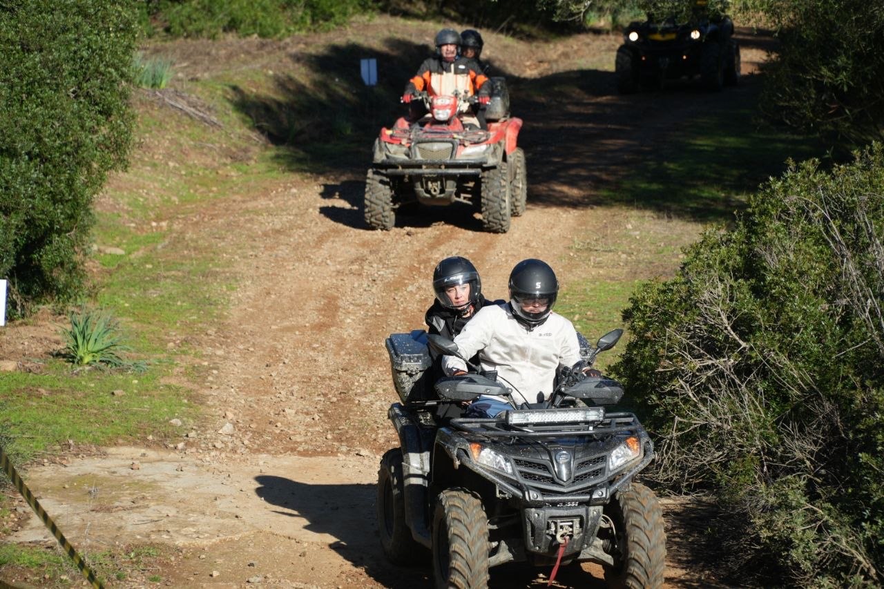Coppia di quaddisti sul sentiero sterrato nel bosco