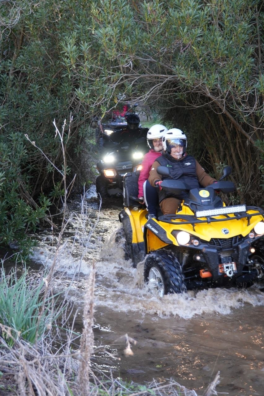 Quad giallo Can-Am in coppia mentre attraversa il guado