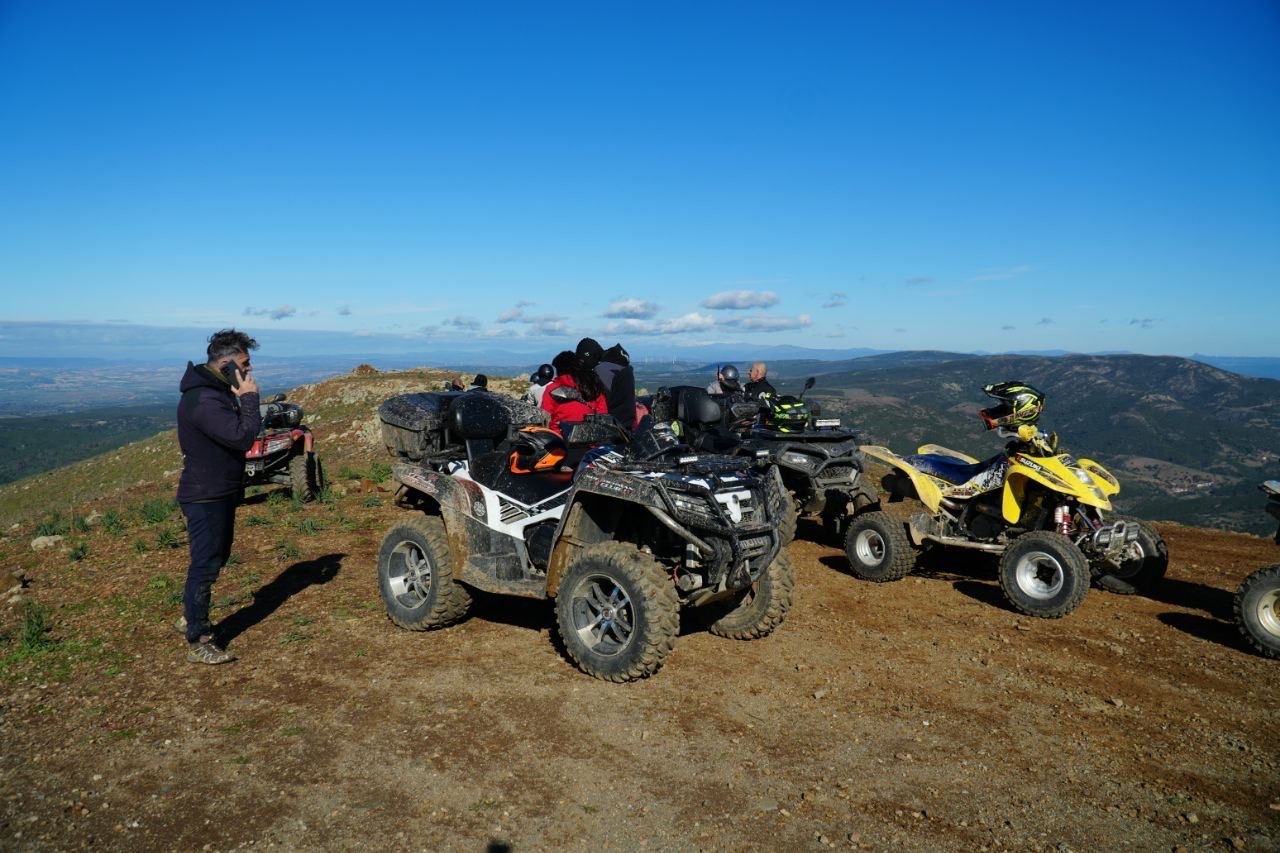 Sosta panoramica in vetta con vista sulle montagne del sud Sardegna
