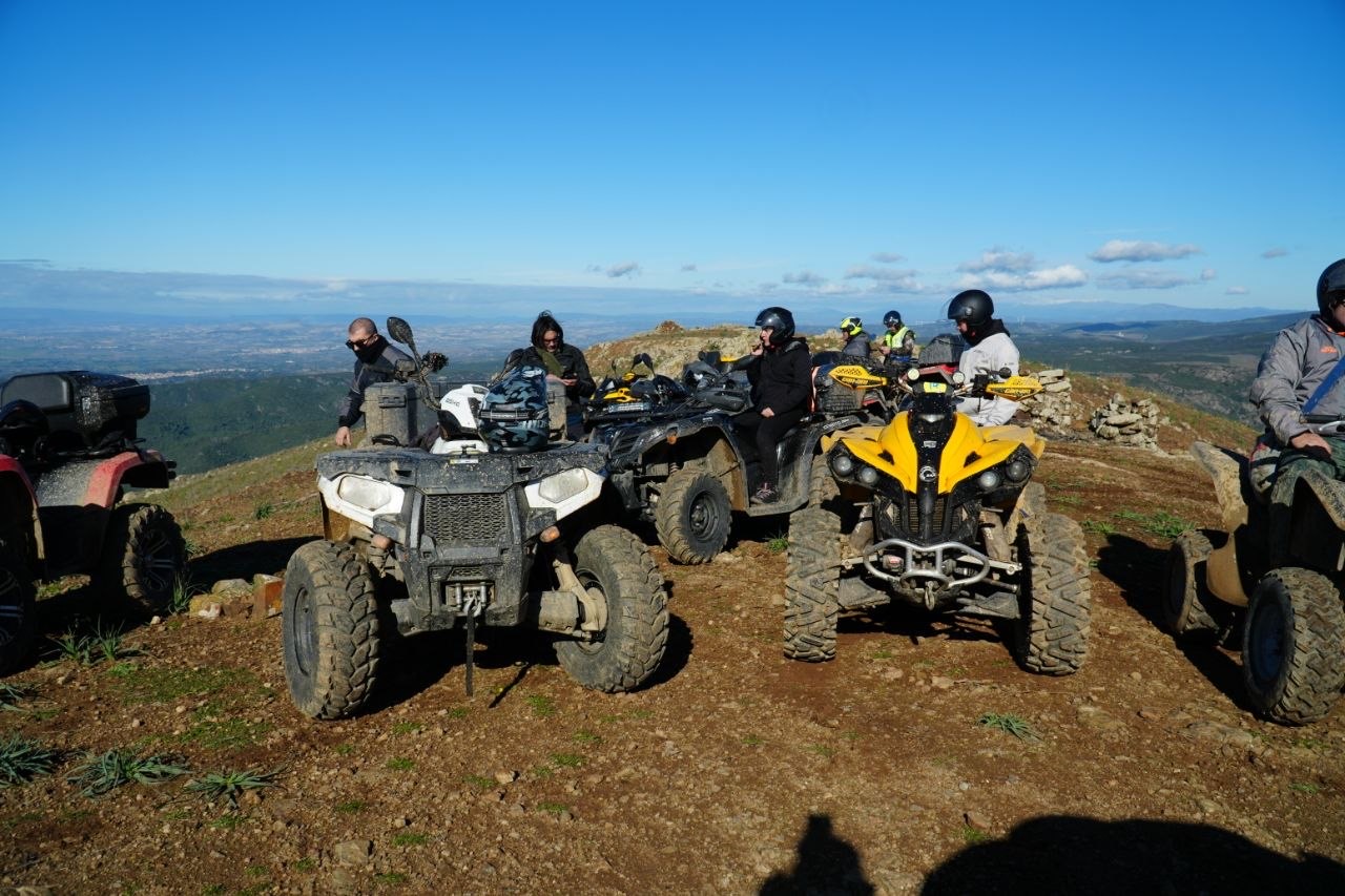 Gruppo di quad schierato sulla cima panoramica