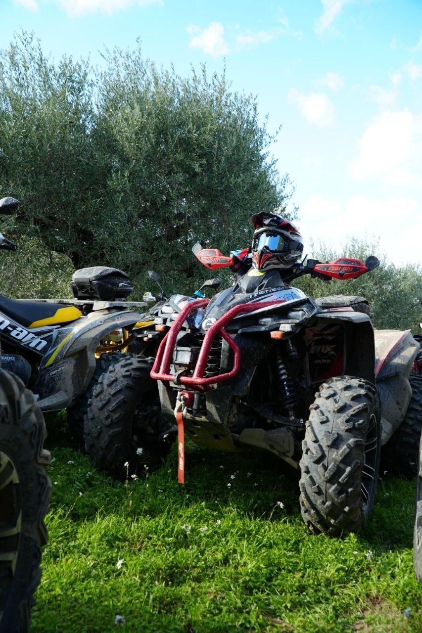 Dettaglio frontale del quad tra l'erba dell'oliveto