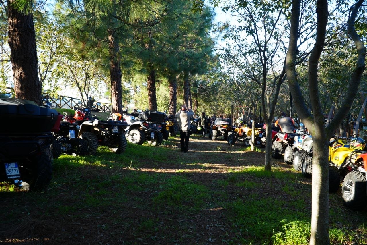 Il gruppo del raduno tra i pini prima della partenza