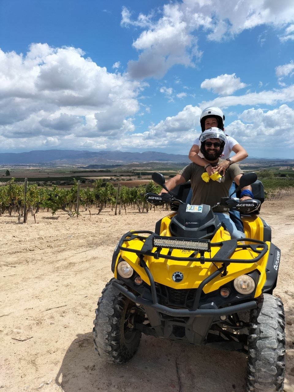Coppia sul quad tra i vigneti del Parteolla