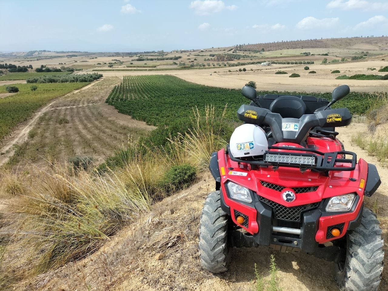 Quad rosso Can-Am affacciato sulle colline coltivate