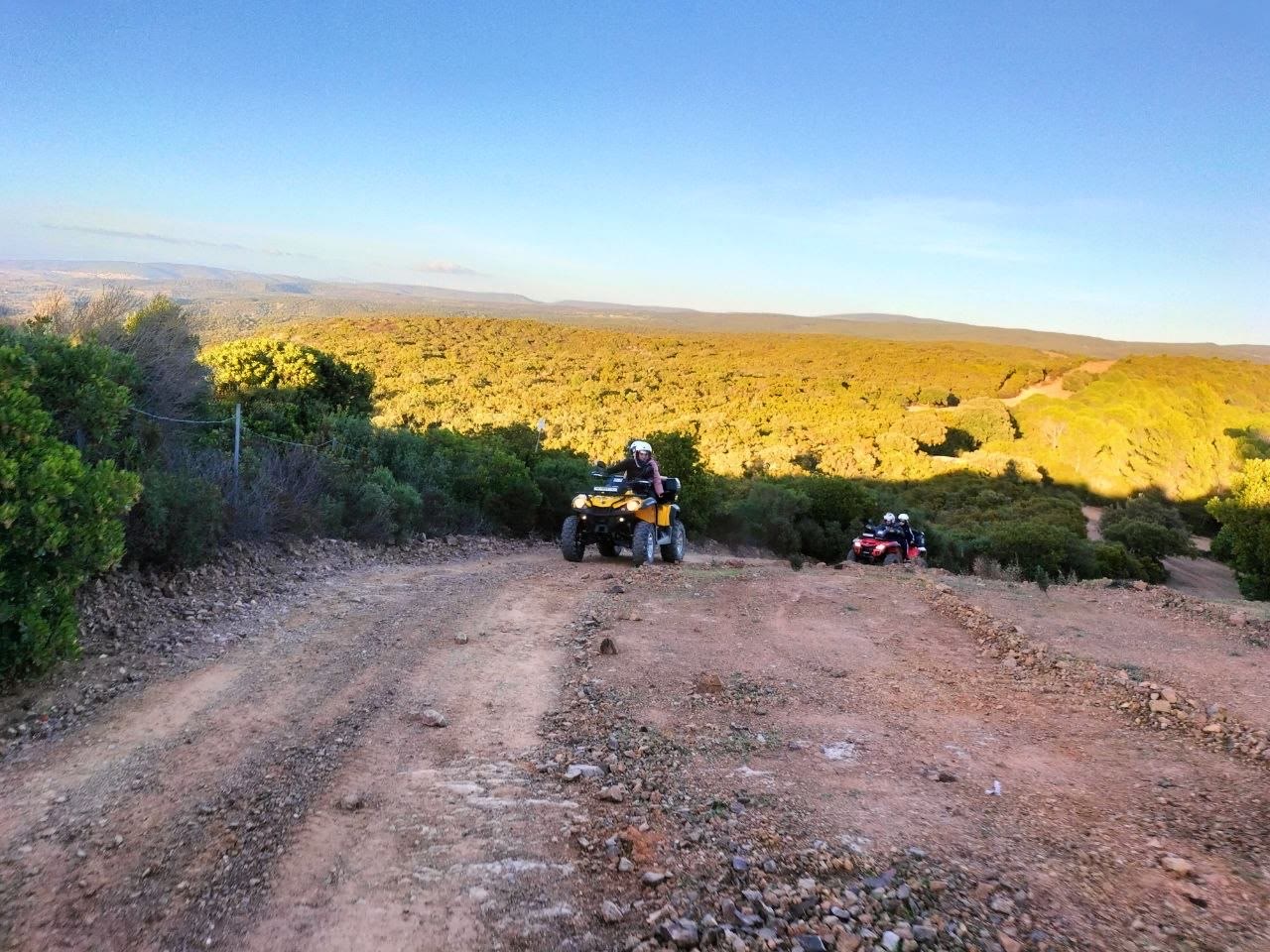 Quad in sosta su un altopiano con vista sulle colline al tramonto